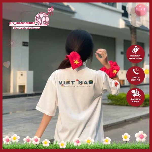 Scrunchie Đỏ Sao Vàng – Phụ Kiện Tóc Quốc Dân Cho Mùa Lễ Hội