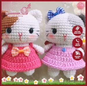 Móc khoá len Hello Kitty váy hồng